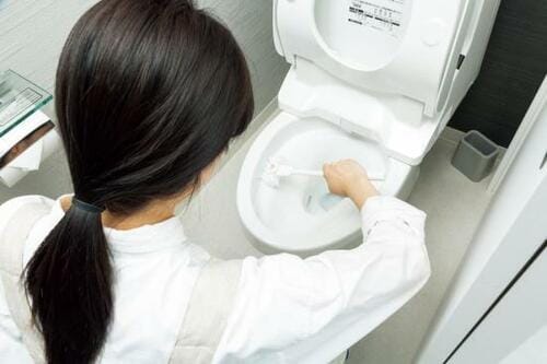 面倒なトイレ掃除はかけるだけのお手軽お掃除に変更!