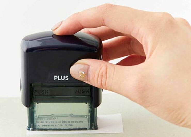 濃いインクでしっかり消せる！ バネタイプで“早撃ち”可能な個人方法保護スタンプ 