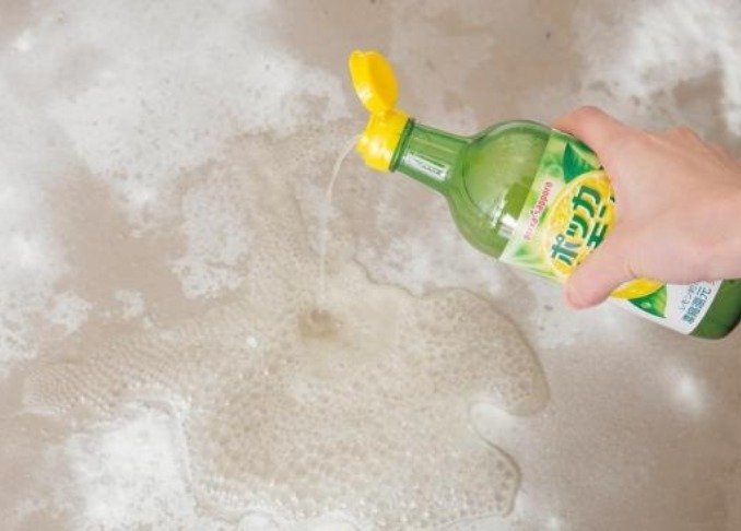 【掃除スゴ技】お風呂床のカルキ汚れは「レモン汁＋重曹」の泡がテキメンでした｜「LDK」が比較