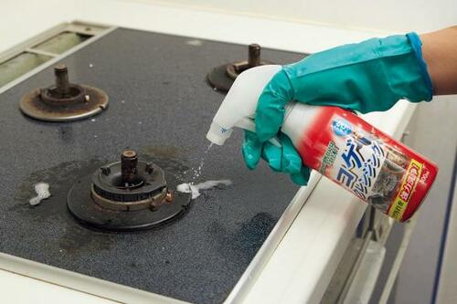 3:コンロ周りはアルカリ洗剤をかけコゲ取りスポンジでこする イメージ