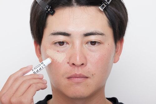 クマをカバーする塗り方 メンズコンシーラーおすすめ イメージ