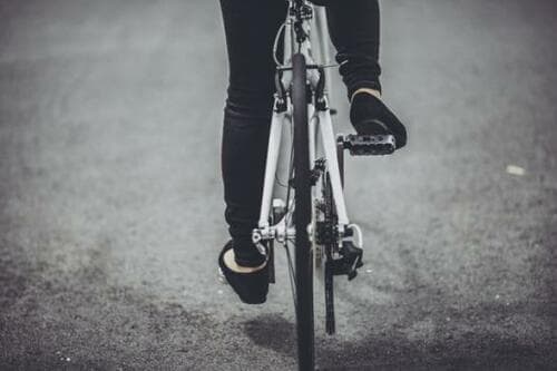 自転車の安全対策、ちゃんとできていますか? 自転車用テールライトおすすめ イメージ