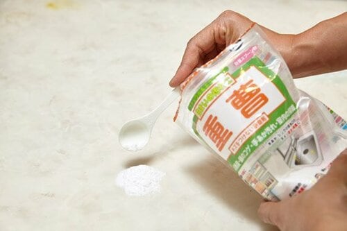 重曹＋衣類用洗剤1:1でビニール床の黒ずみがスルン！ イメージ3
