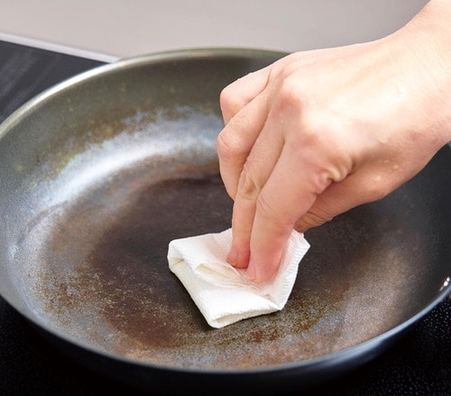 水で洗う→空焚き→油を塗る お手入れは慣れたら簡単 キッチン用品おすすめ イメージ3