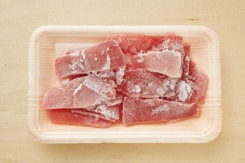 薄切り肉解凍は中央が焼けて刺身は霜が降っている状態で終了