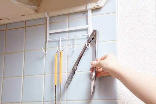 ダイソーのレンジフードフックで 換気扇周りもフル活用！ イメージ