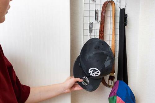 掃除のジャマになる小物はワイヤーネットとフックで収納 イメージ