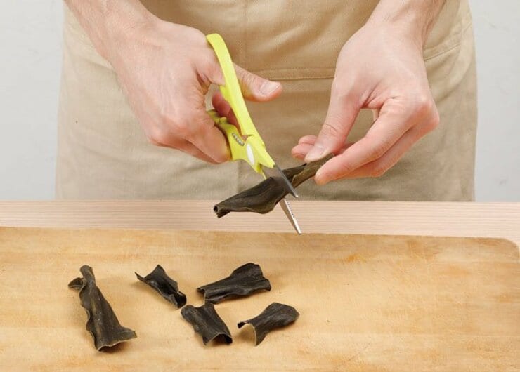 火にかけずに昆布だしがとれる！<br>冷蔵庫で仕込む時短アイデア