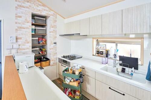 黒＆金属質感でブルックリン風キッチンに イメージ2