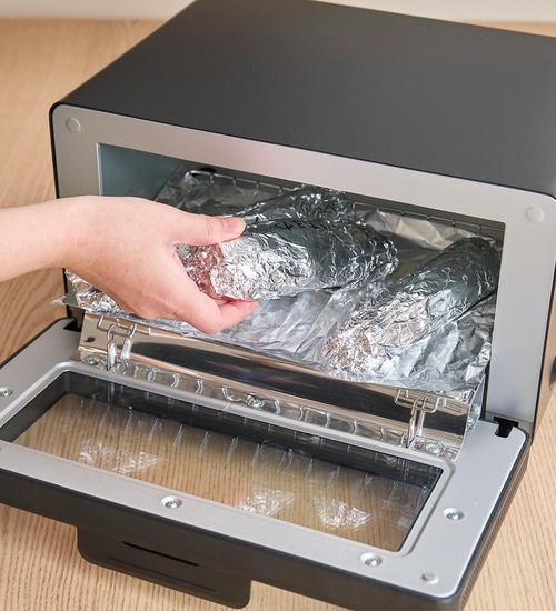 2：網にホイルを敷きイモを置いて焼く やきいもトースターおすすめ イメージ