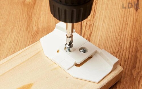 1:40~190cmの柱材にパーツA(かける側)を付ける イメージ