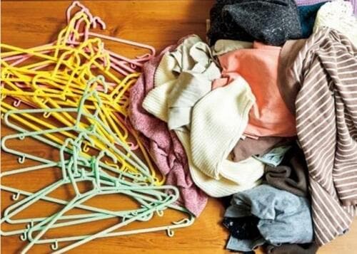 衣類が散らかりっぱなしなのはかさばるハンガーのせいかも イメージ