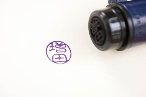 「押す」も「書く」もこの1本で胸ポケットに入れられる“印鑑ペン” イメージ