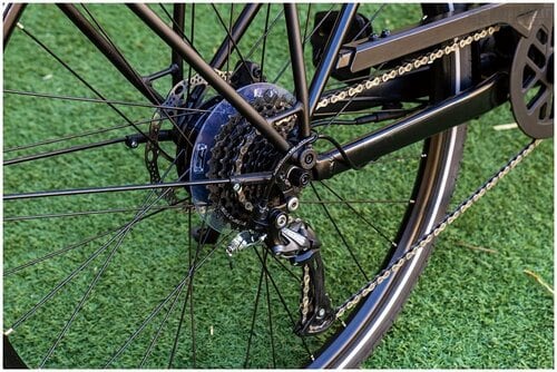 【パーツ】ギアとブレーキは信頼のシマノ製。バッテリー連動の前後ライトも付属 e-bikeおすすめ イメージ