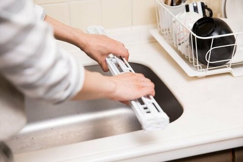 【シンクまわり収納③】畳めて作業台にもなる水切りラックを活用 イメージ3