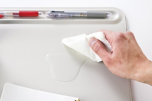 水をこぼしても さっと拭けます イメージ