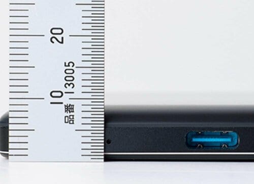 厚みは約9mmでエッジが丸く気にならない 極薄モバイルバッテリーおすすめ イメージ