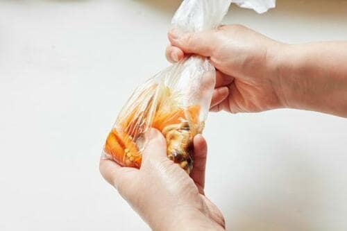 ポリ袋の中で あえる、こねる、 つぶせる!