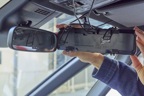固定バンドで取り付けもお手軽 ミラー型ドライブレコーダーおすすめ イメージ