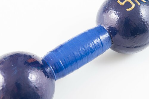 グリップにはテープが巻かれています