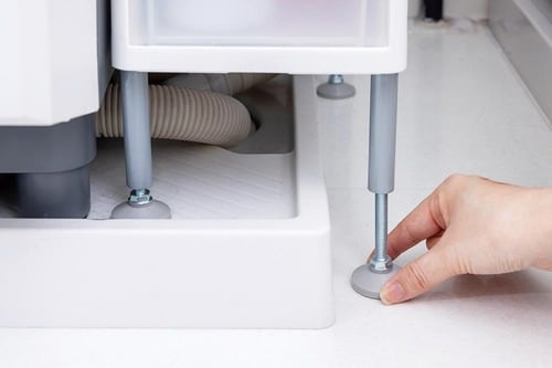 アイデア6:洗濯パンのすき間にストッカーを入れる 洗面所の収納アイデアおすすめ イメージ2