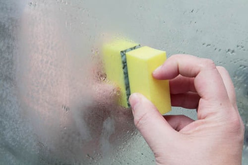 【鏡そうじ方法】レモン汁パックで汚れをやわらかくする