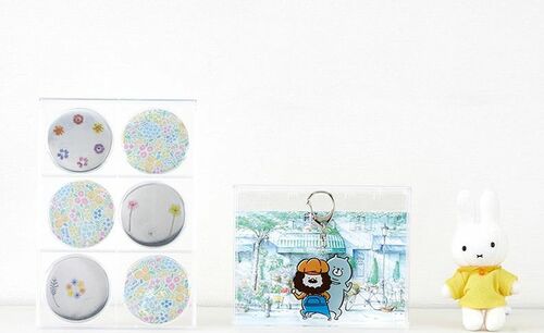 缶バッジやぬいぐるみは専用スタンドに イメージ