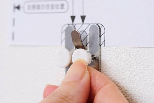 プッシュピンだけで簡単に付けられる イメージ