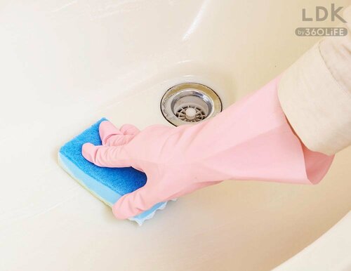 STEP2:ボウル全体にやさしく擦って洗剤を広げる イメージ