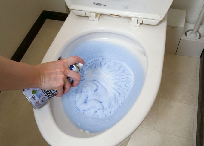 忙しいときはブシュ～！ 最も簡単なトイレの掃除方法です