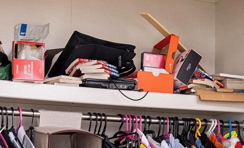 7:枕棚はカラボや伸びる棚でスペースを増やす クローゼットの収納アイデアおすすめ イメージ