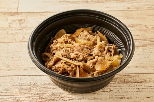 【2023年】牛丼チェーンのおすすめランキング7選。料理家が徹底比較おすすめ ガスト 牛バラごぼう丼セット イメージ1