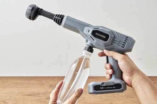 【給水は正直面倒】ペットボトルの装着に手間取った ハンディ高圧洗浄機おすすめ イメージ