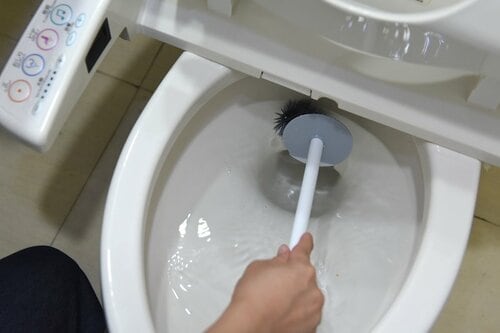 フチ裏と排水口にフィットする トイレブラシおすすめ イメージ