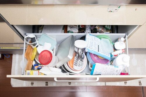シンク下のカオスは間仕切り&縦置きで解決 イメージ