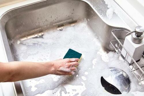 発見！ ラクテク：打ち水しておけば食器用洗剤でなでるだけ！ イメージ