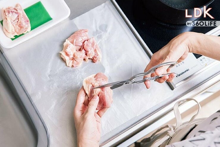 【アイラップ天才】肉・魚はシートの上が正解！「毎回まな板除菌」を卒業できるおすすめは？(LDK)