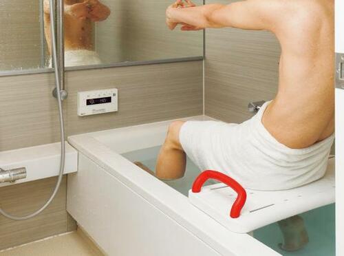 浴槽の縁に引っ掛けるだけでOK！イーサプライ「バスボード」 イメージ3