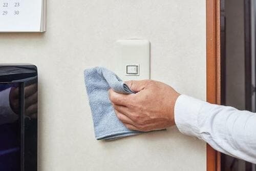 2:やさしく押し当てるように拭き取る アルカリ電解水おすすめ イメージ