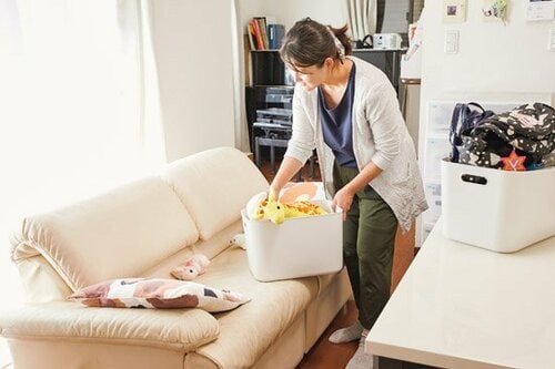 お掃除前の片付けで何往復もして疲れる! イメージ