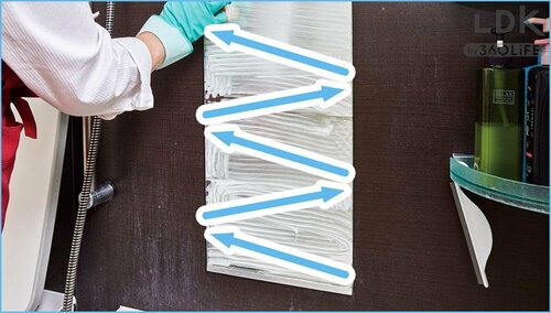 STEP2：下から上へ厚めに塗り広げる 鏡用ウロコ落としおすすめ イメージ