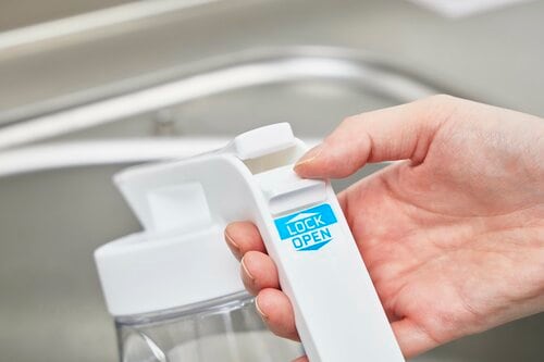 プッシュしながら注ぐタイプ 横置きできる冷水筒おすすめ イメージ3