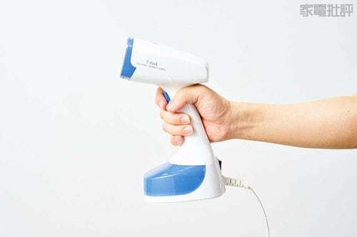 持ちやすいハンドル型。自立するので便利！ 衣類スチーマーおすすめ イメージ