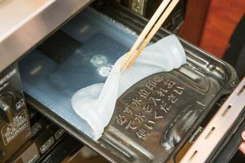 掃除ワザ2：焼いた後の油汚れは「片栗粉」でポイ！ イメージ2