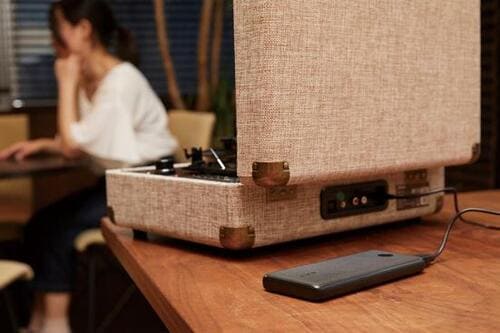 ポイント1：スピーカー内蔵でモバイルバッテリーで稼働 イメージ