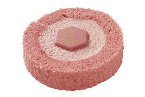 【2位】見た目も味も華やかルビーチョコのロールケーキ