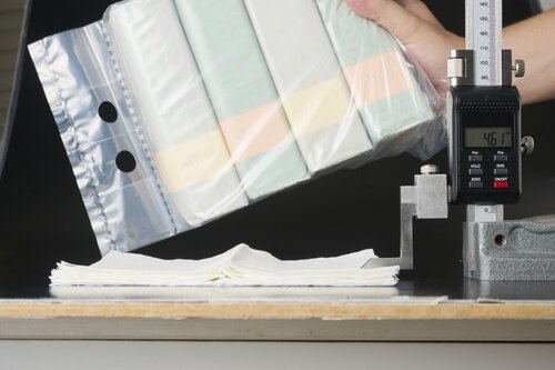 箱なしティッシュのふんわり感のテストの様子