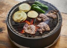 【キャンプ】焼肉も鉄板焼きも！卓上BBQグリルのベストはソトのデュアルグリル｜人気5製品をプロと比較