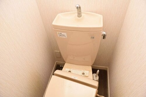 【ウォシュレットの裏側】取り外して拭き取りましょう イメージ