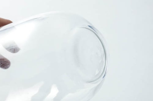 転がってしまいそうな 不安定ガラスボトル イメージ